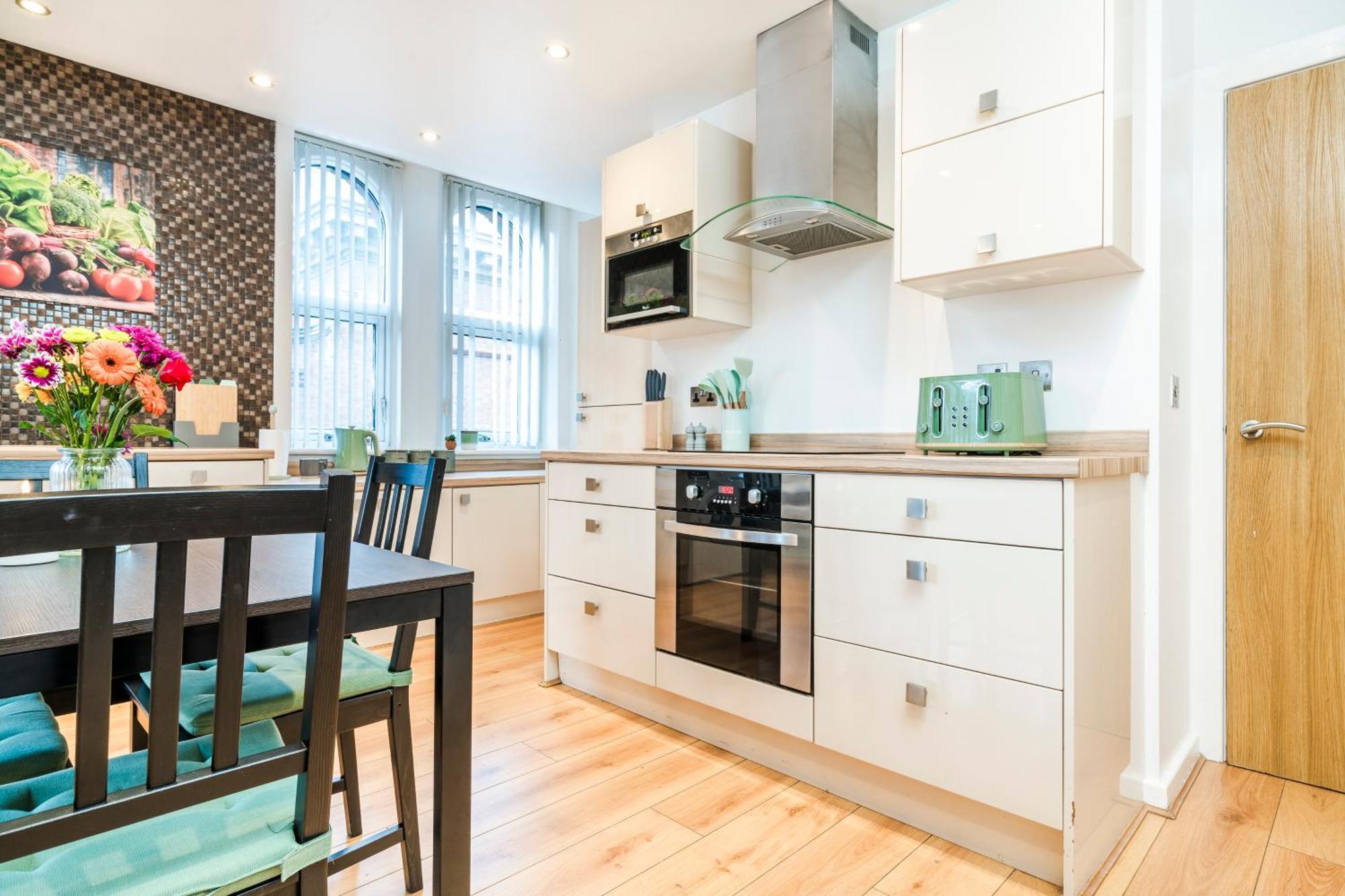Cavern Quarters, Beautiful Two Bedroom City Centre Apartment By Garudy Serviced Apartments And Short Lets - Perfect For Longer Stays Liverpool Esterno foto